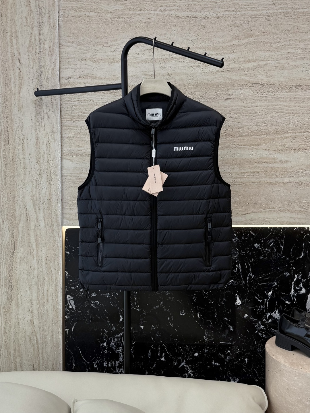 NO:534711,New down jacket with dust bag D-166# Miu Home Top version 90 White duck down thin down vest Black Navy XS/S/M,,miumiu, down jacket,alexander wang19860909配防尘袋D-166#新款羽绒服 Miu家 顶级版 90 白鸭绒 薄款 羽绒马甲 黑色 藏青色 XS/S/M,,miumiu,down jacket,alexander wang,Women's clothing