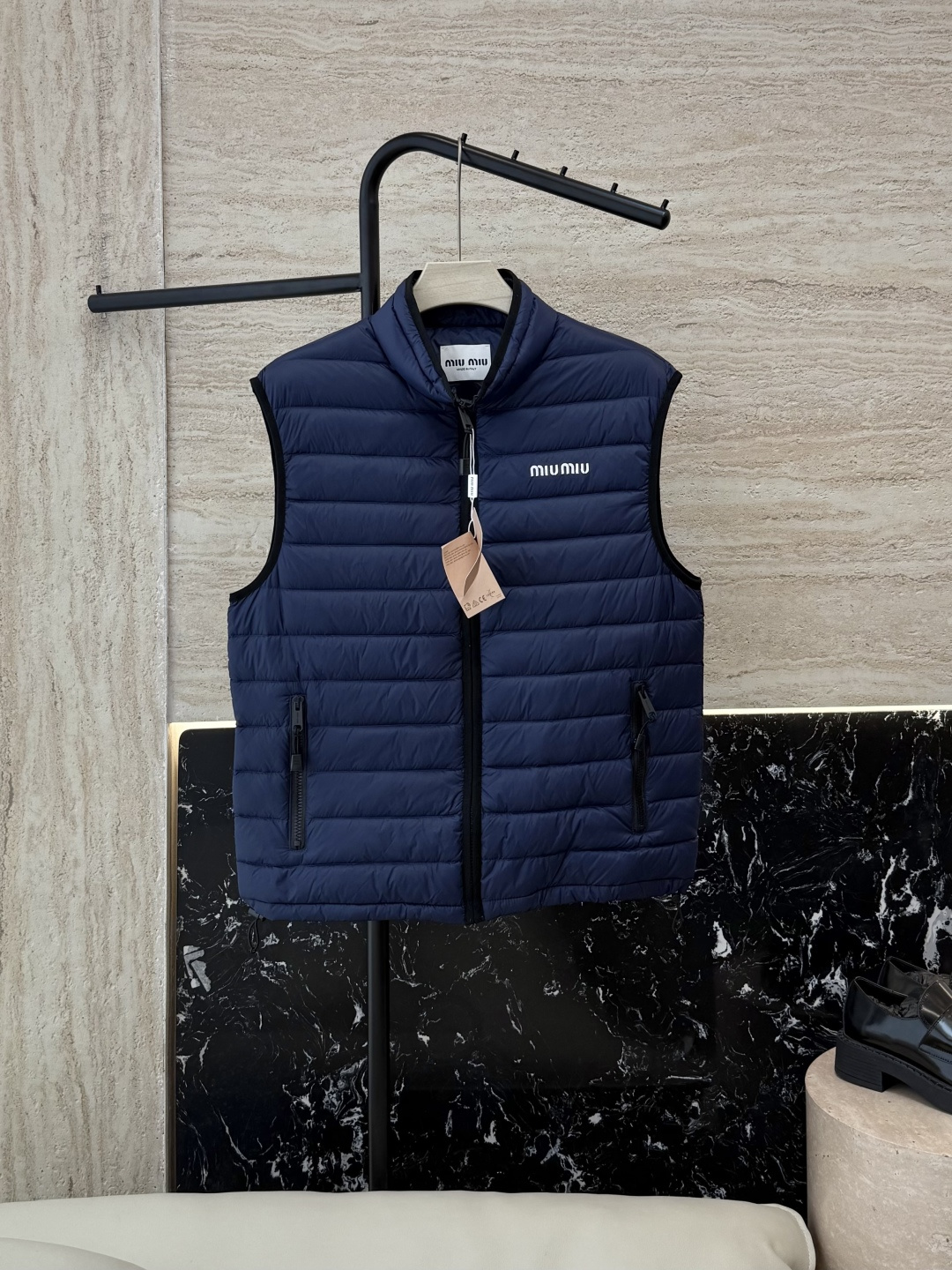 NO:534718,New down jacket with dust bag D-166# Miu Home Top version 90 White duck down thin down vest Black Navy XS/S/M,,miumiu, down jacket,alexander wang19860909配防尘袋D-166#新款羽绒服 Miu家 顶级版 90 白鸭绒 薄款 羽绒马甲 黑色 藏青色 XS/S/M,,miumiu,down jacket,alexander wang,Women's clothing