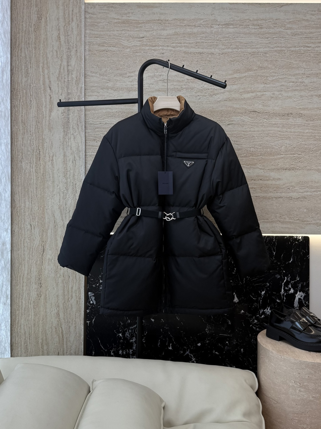 NO:534742,With dust bag 25034# new down jacket PR triangle top version 90 white duck down waist slimming stand collar long down jacket black 36/38/40,,down jacket,alexander wang19860909配防尘袋25034#新款羽绒服 PR 三角标 顶级版 90 白鸭绒 收腰显瘦 立领 长款 羽绒服 黑色 36/38/40,,down jacket,alexander wang,Women's clothing