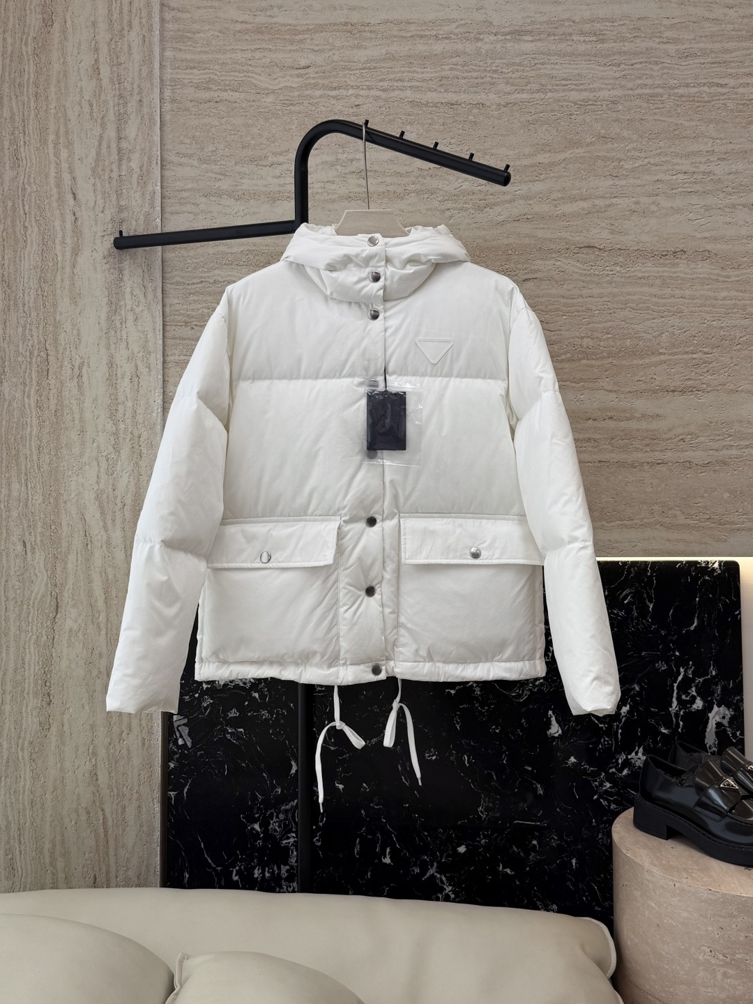 NO:534736,With dust bag 25025# new down jacket PR triangle top version loose model with hat 90 white duck down jacket black white 36/38/40,,down jacket,hats,alexander wang19860909配防尘袋25025#新款羽绒服 PR 三角标 顶级版 宽松款 带帽 90 白鸭绒 羽绒服 黑色 白色 36/38/40,,down jacket,hats,alexander wang,Women's clothing