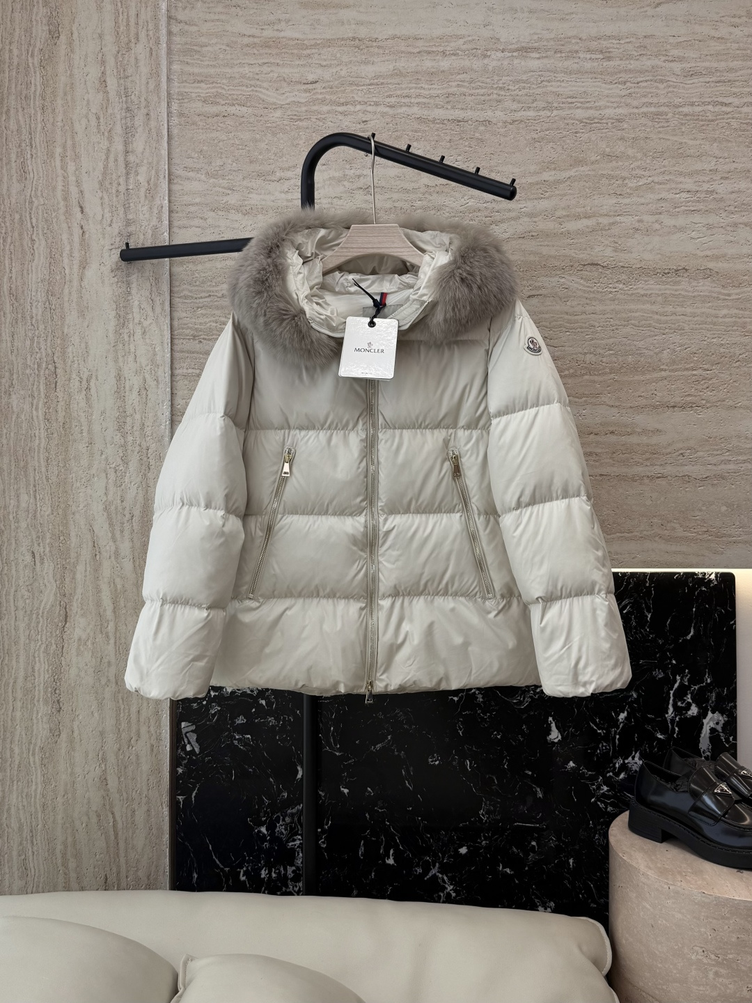 NO:534752,With dust bag XY2503# new down jacket mon cover, running volume model 90 white goose down collar A-line down jacket Beige black 0-1-2,,Moncler, down jacket,alexander wang19860909配防尘袋XY2503#新款羽绒服 mon蒙口 跑量款 90 白鹅绒 超大毛领 A字版羽绒服 米色 黑色 0-1-2,,Moncler,down jacket,alexander wang,Women's clothing