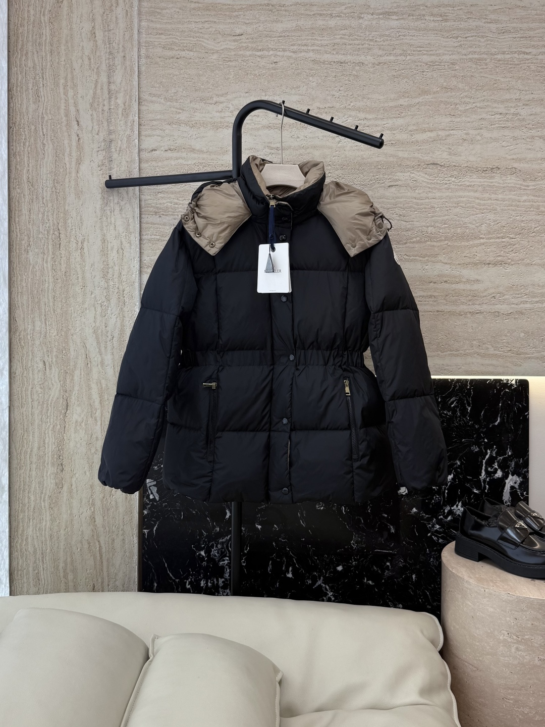 NO:534740,With dust bag MN5022# new down jacket Mon mask running volume 90 white goose down jacket slim and slim one-handed long down jacket Black Khaki 0/1/2/3 size, Moncler, down jacket, alexander wang19860909配防尘袋MN5022#新款羽绒服 Mon 蒙口 跑量款 90 白鹅绒 修身显瘦一手长羽绒服 黑色 卡其色 0/1/2/3码,,Moncler,down jacket,alexander wang,Women's clothing