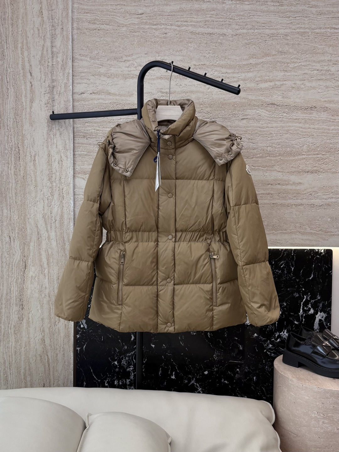NO:534746,With dust bag MN5022# new down jacket Mon mask running volume 90 white goose down jacket slim and slim one-handed long down jacket Black Khaki 0/1/2/3 size, Moncler, down jacket, alexander wang19860909配防尘袋MN5022#新款羽绒服 Mon 蒙口 跑量款 90 白鹅绒 修身显瘦一手长羽绒服 黑色 卡其色 0/1/2/3码,,Moncler,down jacket,alexander wang,Women's clothing
