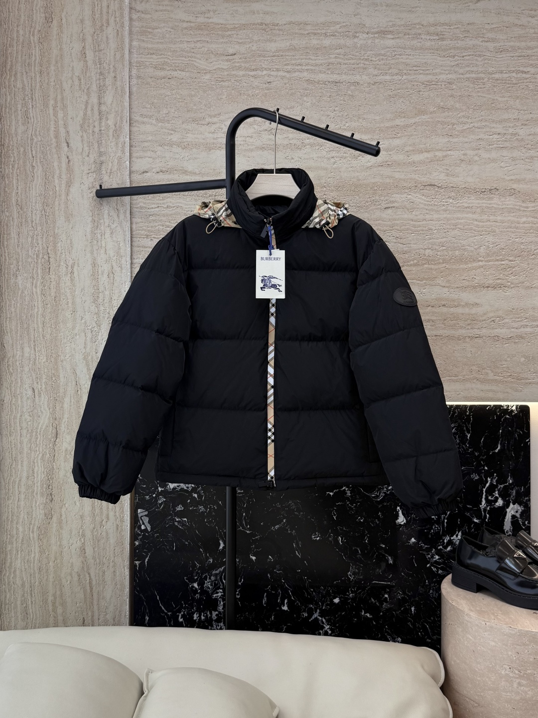 NO:534720,New down jacket with dust bag 25030# Burberry Top version 90 white duck down plaid color combination Latest down jacket Black White SML, burberry, burberry, down jacket, alexander wang19860909配防尘袋25030#新款羽绒服 Bur巴宝莉 顶级版 90白鸭绒 格纹拼色 最新款羽绒服 黑色 白色 SML,,burberry,burberry,down jacket,alexander wang,Women's clothing