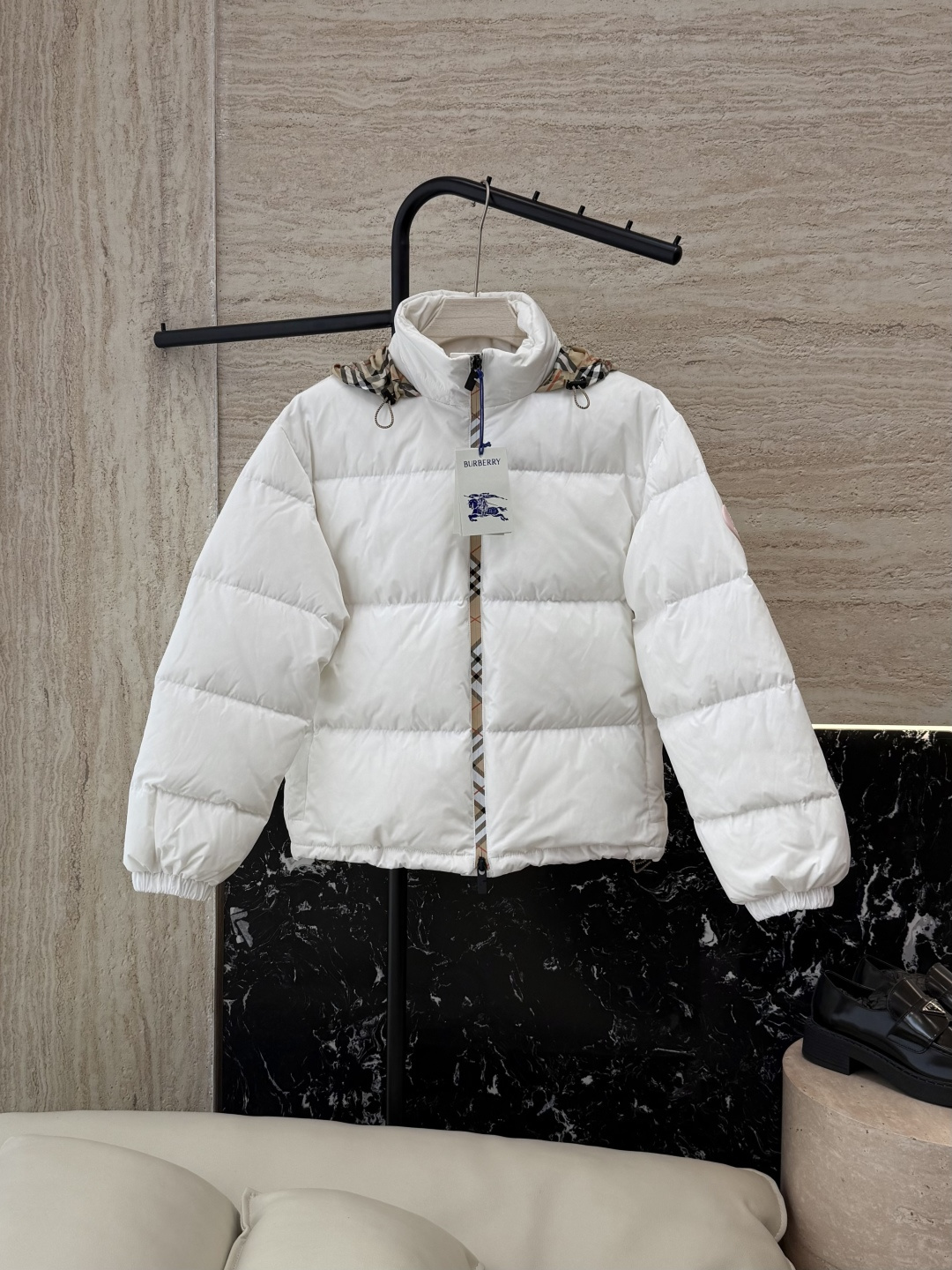 NO:534724,New down jacket with dust bag 25030# Burberry Top version 90 white duck down plaid color combination Latest down jacket Black White SML, burberry, burberry, down jacket, alexander wang19860909配防尘袋25030#新款羽绒服 Bur巴宝莉 顶级版 90白鸭绒 格纹拼色 最新款羽绒服 黑色 白色 SML,,burberry,burberry,down jacket,alexander wang,Women's clothing