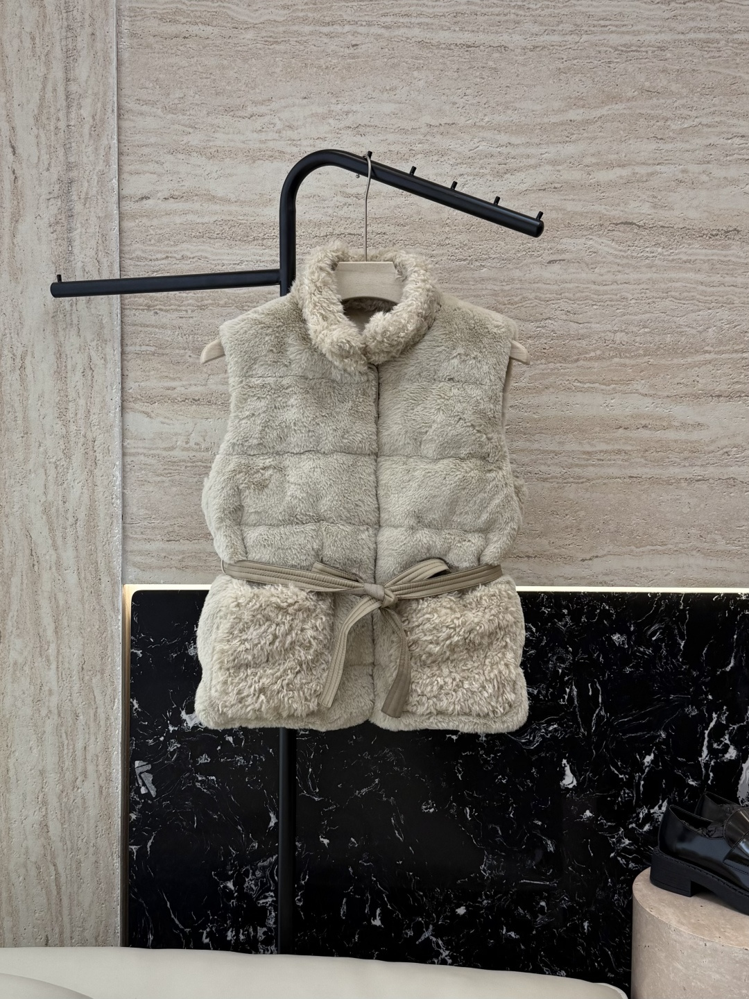 NO:534754,With dust bag MN5024# new down jacket mon cover, running volume model imitation fur 90 white goose down vest apricot color 0/1/2,,Moncler, down jacket,alexander wang19860909配防尘袋MN5024#新款羽绒服 mon蒙口 跑量款 仿皮草 90白鹅绒 羽绒马甲 杏色 0/1/2,,Moncler,down jacket,alexander wang,Women's clothing