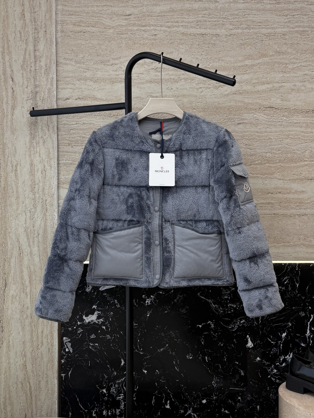 NO:534731,With dust bag MN5025# new down jacket mon cover, running volume model imitation fur 90 white goose down jacket, short beige pink gray 0/1/2/3,,Moncler, down jacket, alexander wang19860909配防尘袋MN5025#新款羽绒服 mon蒙口 跑量款 仿皮草 90白鹅绒 羽绒服 短款 米色 粉色 灰色 0/1/2/3,,Moncler,down jacket,alexander wang,Women's clothing