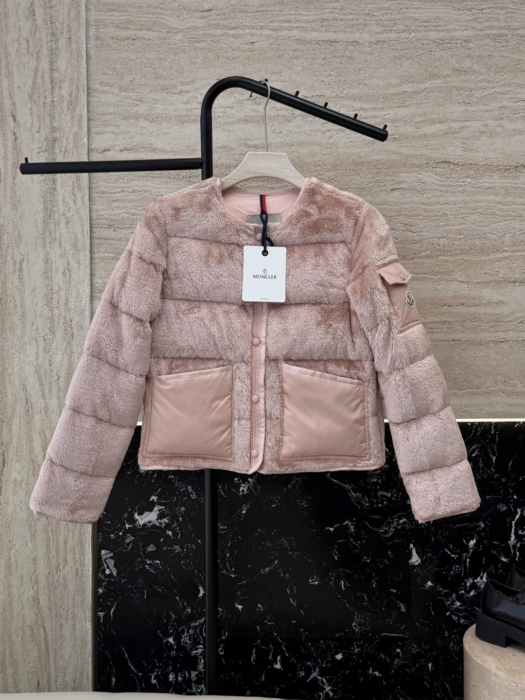 NO:534737,With dust bag MN5025# new down jacket mon cover, running volume model imitation fur 90 white goose down jacket, short beige pink gray 0/1/2/3,,Moncler, down jacket, alexander wang19860909配防尘袋MN5025#新款羽绒服 mon蒙口 跑量款 仿皮草 90白鹅绒 羽绒服 短款 米色 粉色 灰色 0/1/2/3,,Moncler,down jacket,alexander wang,Women's clothing