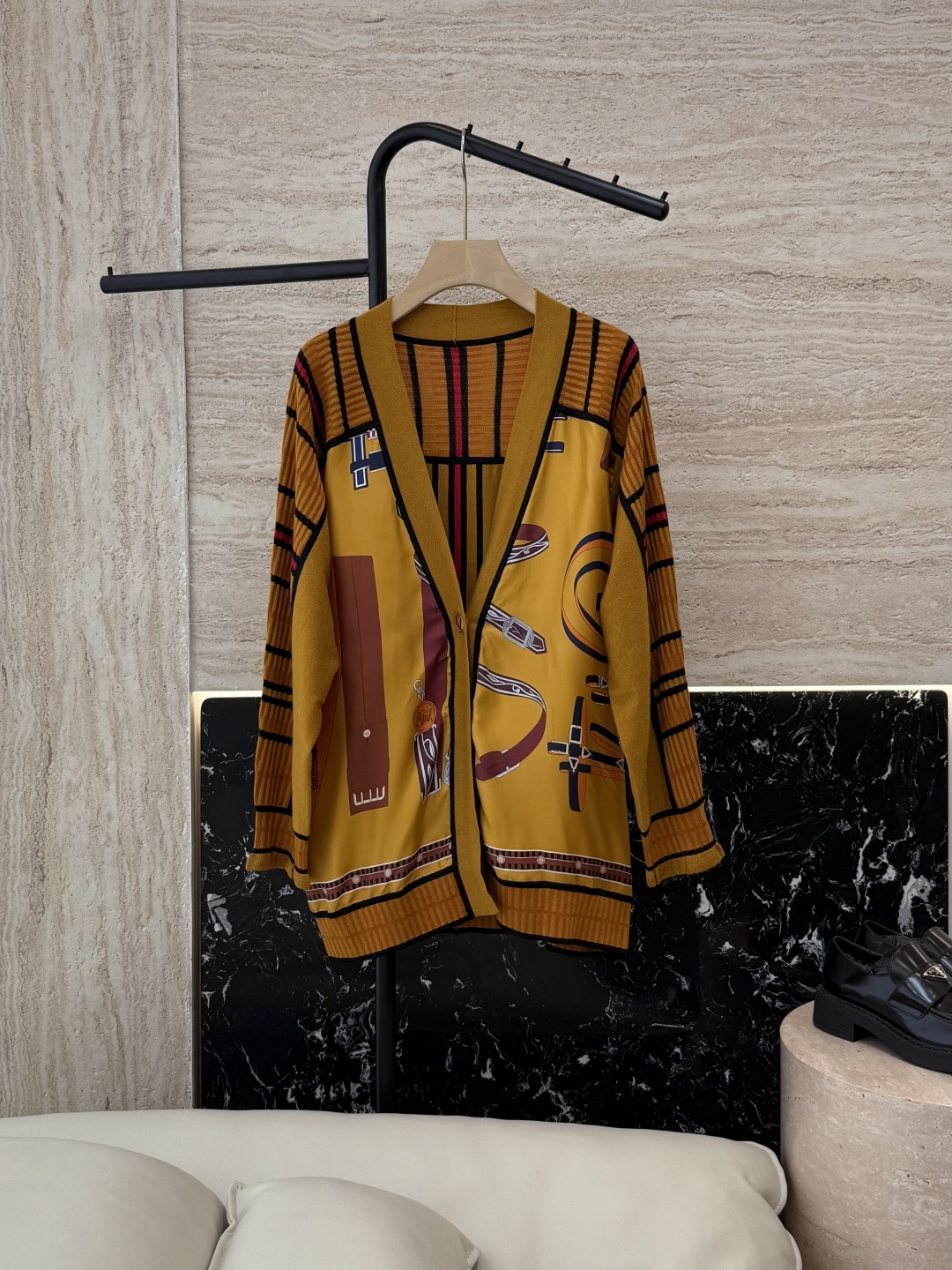 NO:535697,H32580# new wool knit H home Hermes splicing style silk splicing 20 wool long sleeve cardigan wool knit black yellow S-XL,,hermes,real silk,alexander wang19860909H32580#新款羊毛针织 H家 爱马仕拼接款 真丝拼接20 羊毛长袖 开衫 羊毛针织衫 黑色 黄色 S-XL,,hermes,real silk,alexander wang,Women's clothing