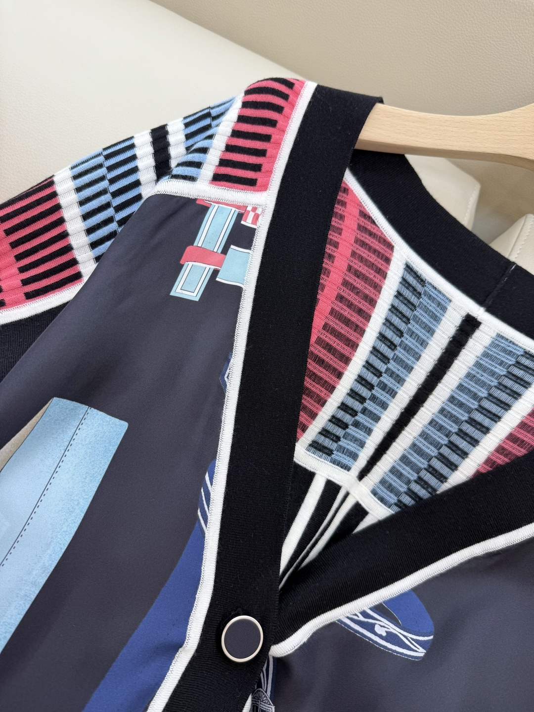 H32580#新款羊毛针织💕H家 爱马仕拼接款 100% 真丝拼接20% 羊毛长袖 开衫 羊毛针织衫 黑