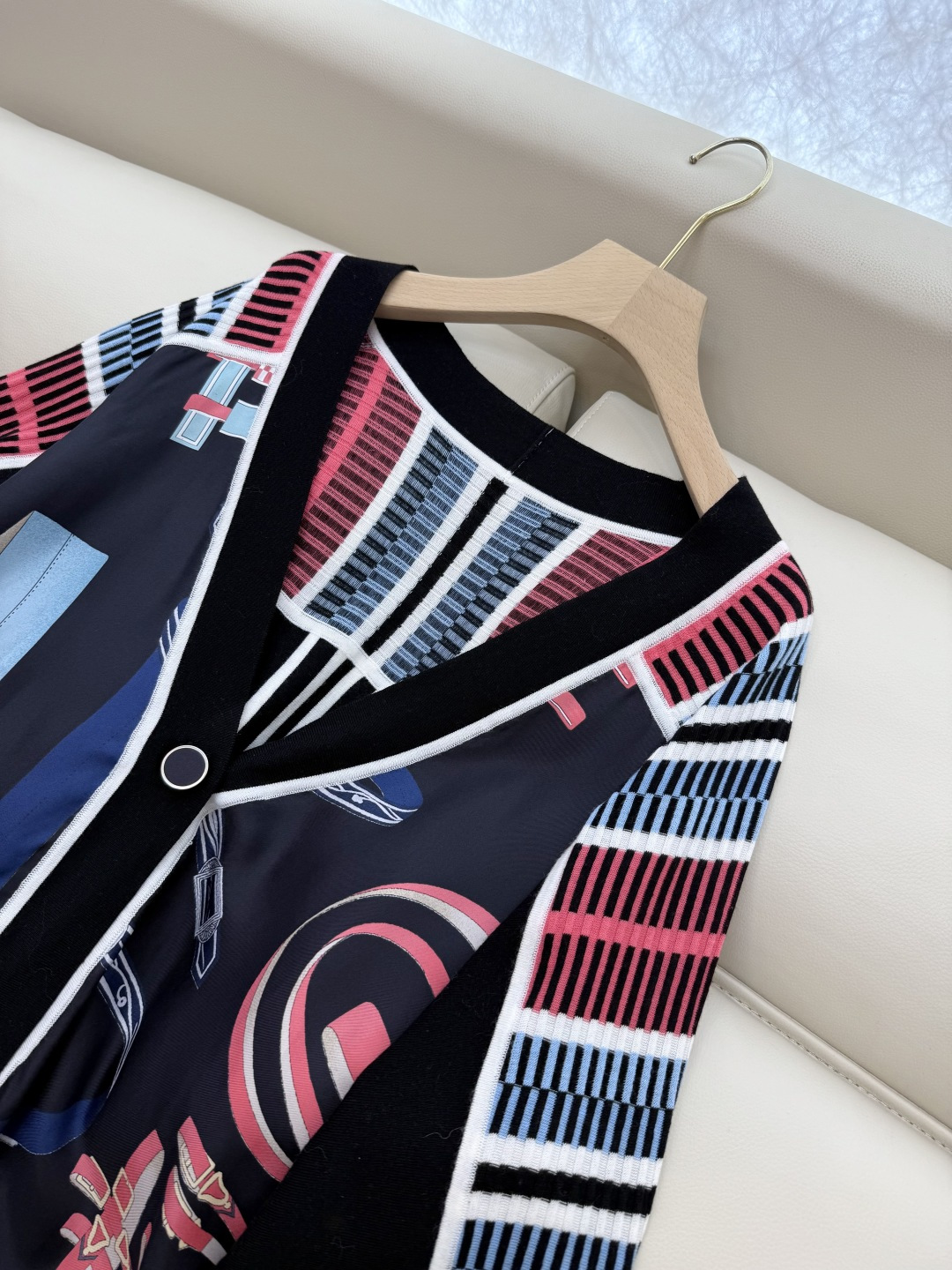 H32580#新款羊毛针织💕H家 爱马仕拼接款 100% 真丝拼接20% 羊毛长袖 开衫 羊毛针织衫 黑