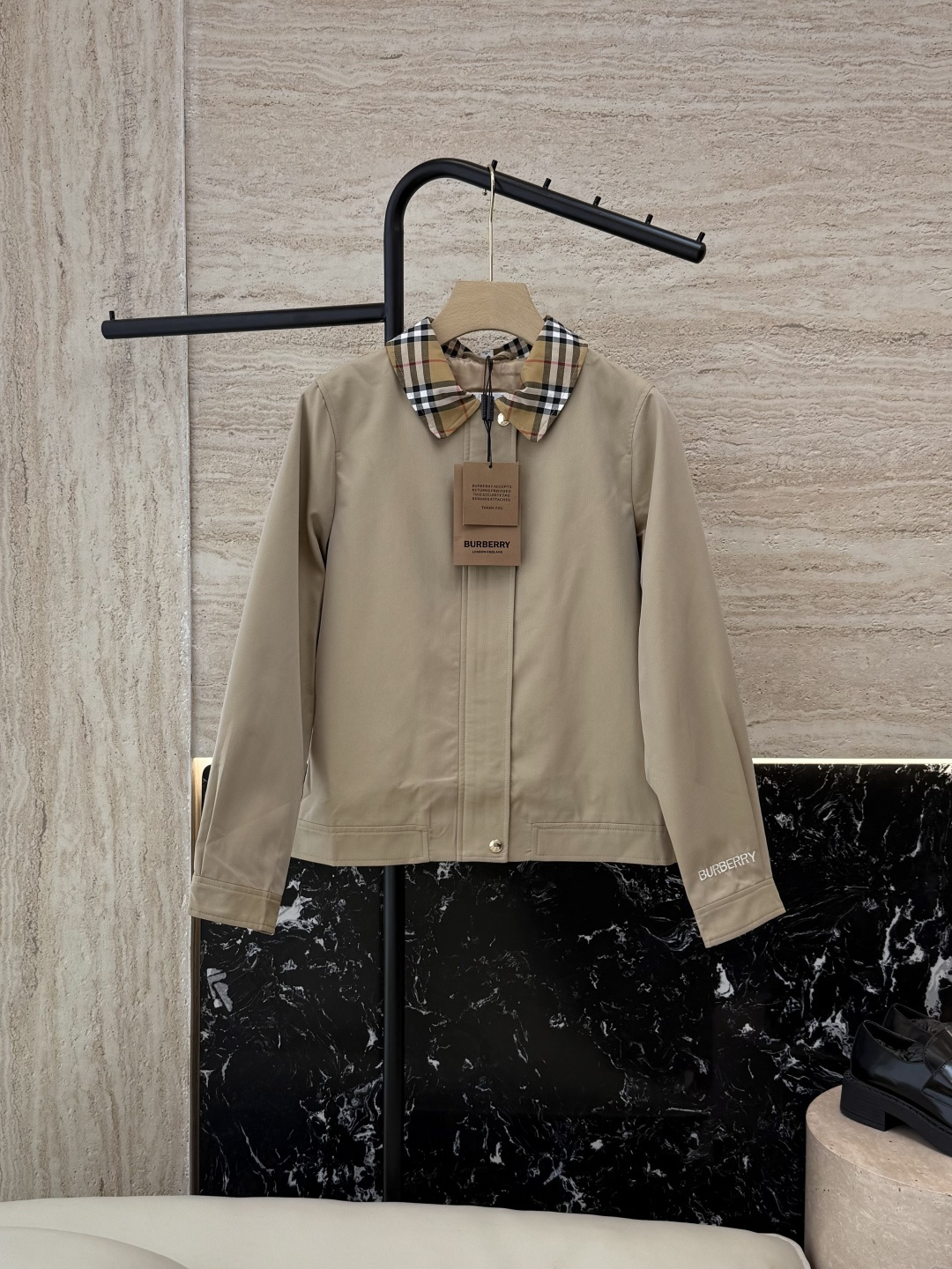 NO:544620,LF007# New Windbreaker P Burberry Latest Lapel Plaid Color Spliced ​​Short Windbreaker Small Jacket Khaki 36/38/40/42,,burberry,jackets & coats,alexander wang19860909LF007#新款风衣P Burberry 最新款 翻领格子色 拼接短款风衣小外套 卡其色 36/38/40/42,,burberry,jackets & coats,alexander wang,Women's clothing