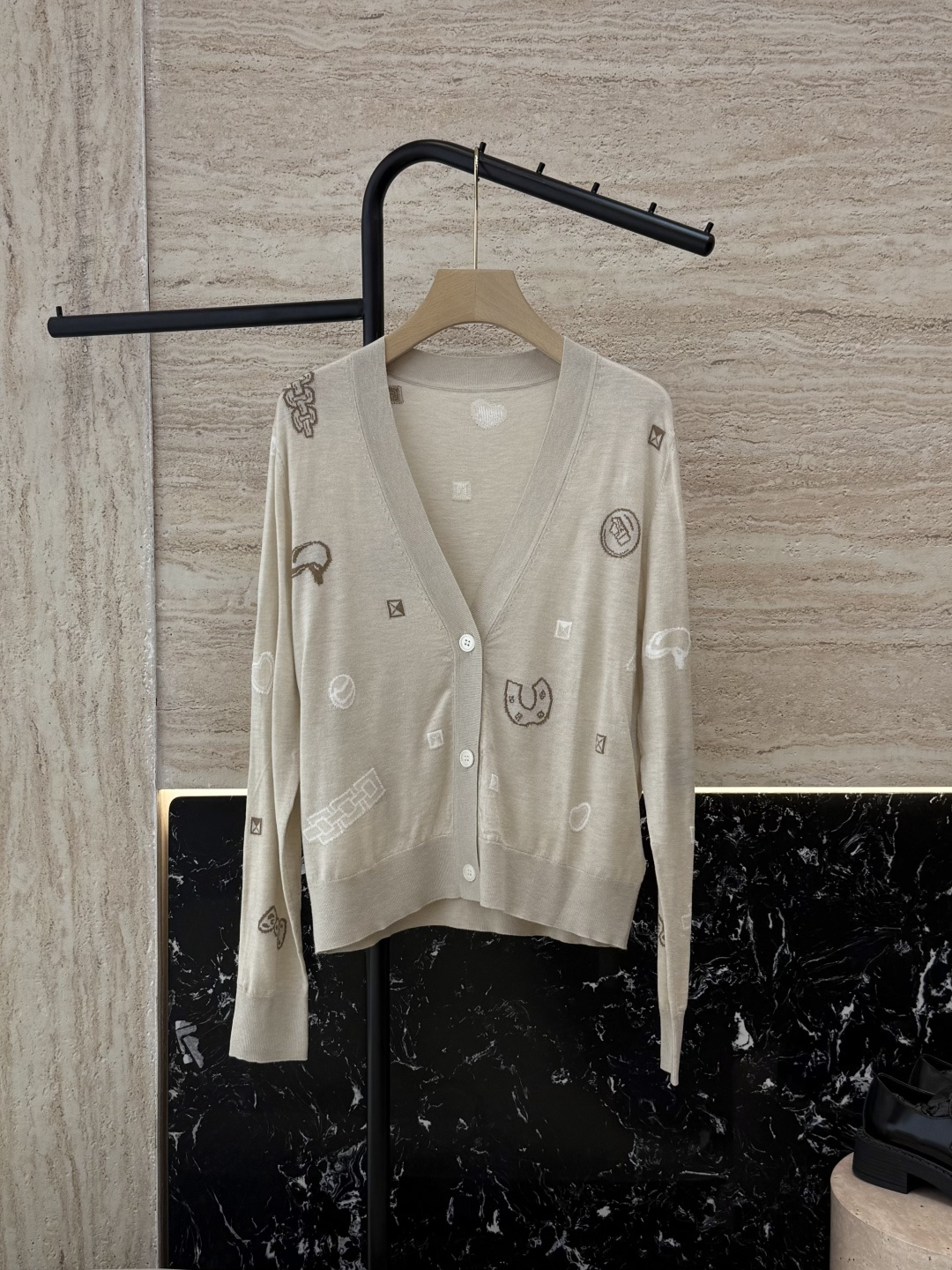 NO:535695,H32578# new style wool knit H home Hermes embroidery wool long-sleeved cardigan wool knitted sweater white black S-XL,,hermes,alexander wang19860909H32578#新款羊毛针织 H家 爱马仕 绣花 羊毛长袖开衫 羊毛针织衫 白色 黑色 S-XL,,hermes,alexander wang,Women's clothing