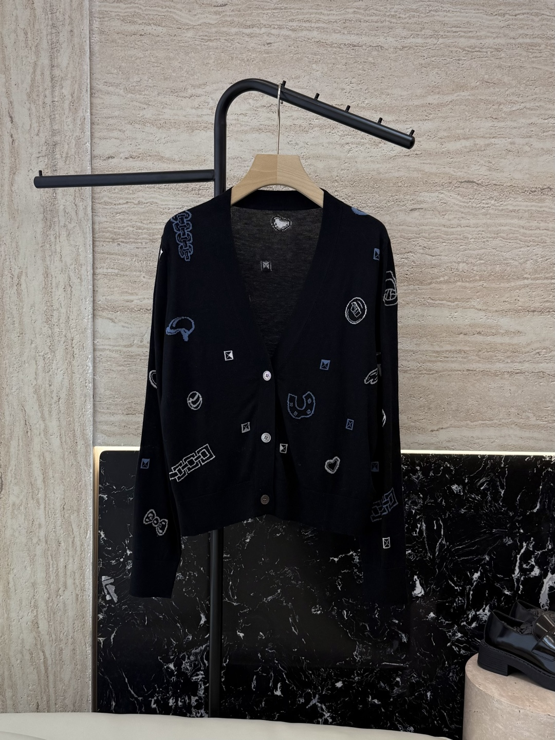 NO:535685,H32578# new style wool knit H home Hermes embroidery wool long-sleeved cardigan wool knitted sweater white black S-XL,,hermes,alexander wang19860909H32578#新款羊毛针织 H家 爱马仕 绣花 羊毛长袖开衫 羊毛针织衫 白色 黑色 S-XL,,hermes,alexander wang,Women's clothing