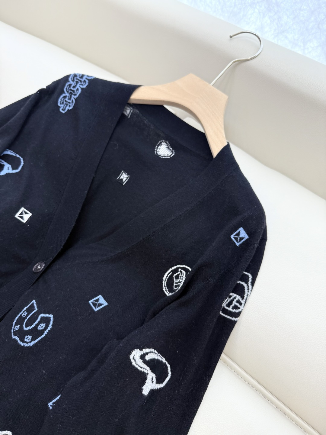 H32578#新款羊毛针织💕H家 爱马仕 绣花 100% 羊毛长袖开衫 羊毛针织衫 白色 黑色 S-XL