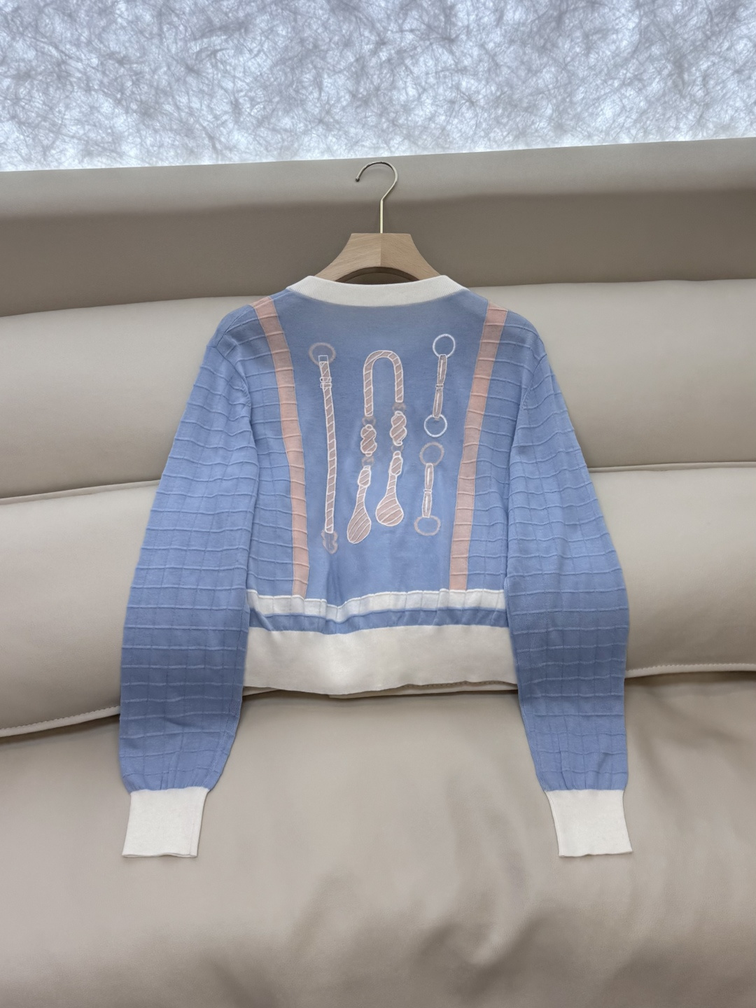 H32517#新款针织衫💕H家 马蹄图 15%羊毛 10% 真丝 针织面料 定位绣花长袖开衫针织衫 咖色