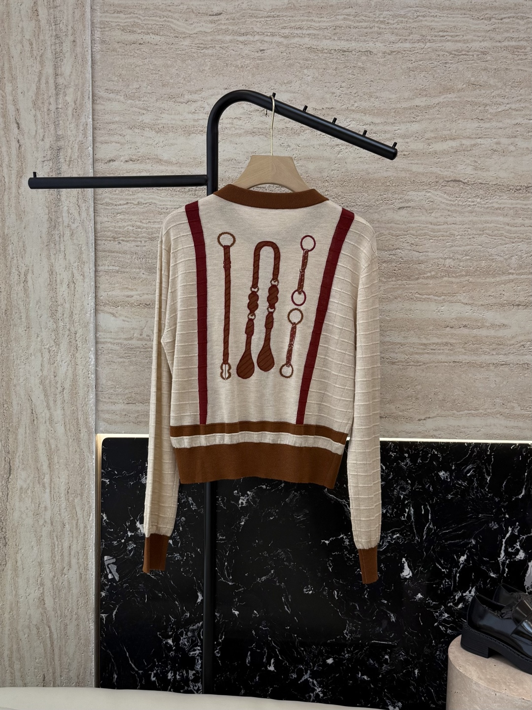 H32517#新款针织衫💕H家 马蹄图 15%羊毛 10% 真丝 针织面料 定位绣花长袖开衫针织衫 咖色