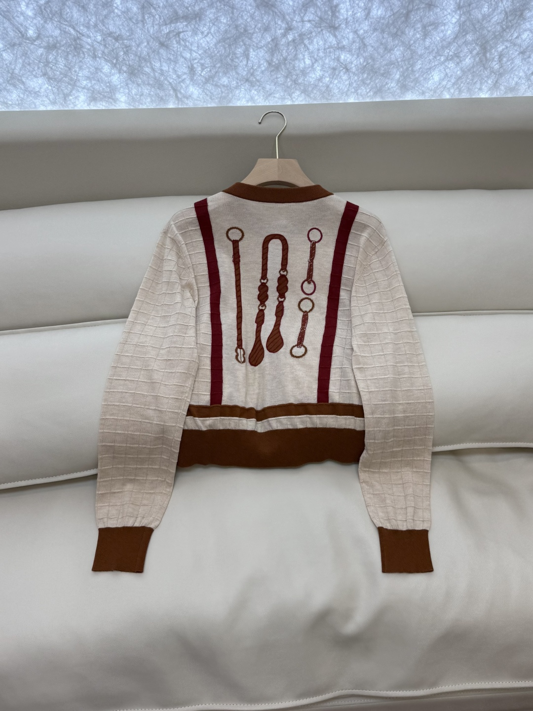 H32517#新款针织衫💕H家 马蹄图 15%羊毛 10% 真丝 针织面料 定位绣花长袖开衫针织衫 咖色