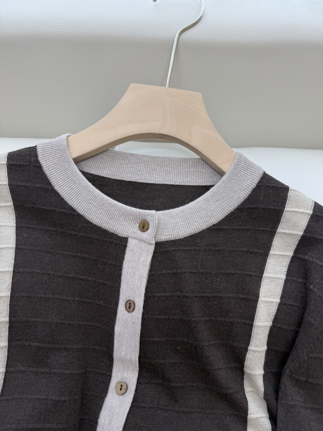 H32517#新款针织衫💕H家 马蹄图 15%羊毛 10% 真丝 针织面料 定位绣花长袖开衫针织衫 咖色