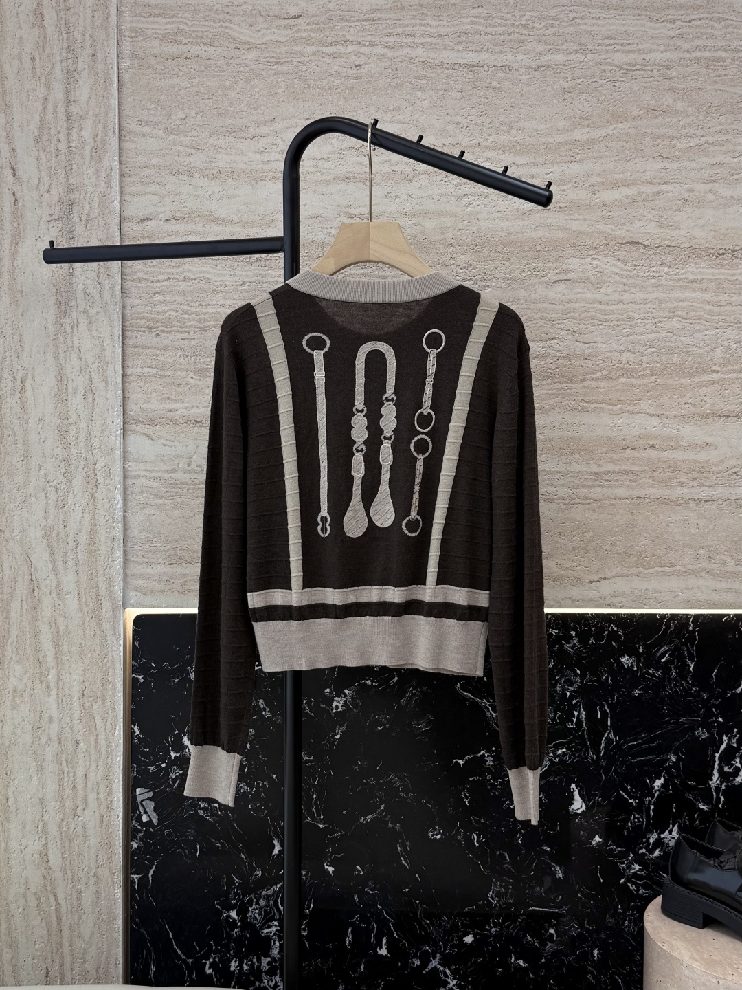 H32517#新款针织衫💕H家 马蹄图 15%羊毛 10% 真丝 针织面料 定位绣花长袖开衫针织衫 咖色