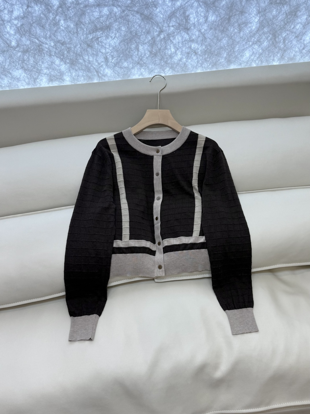 H32517#新款针织衫💕H家 马蹄图 15%羊毛 10% 真丝 针织面料 定位绣花长袖开衫针织衫 咖色