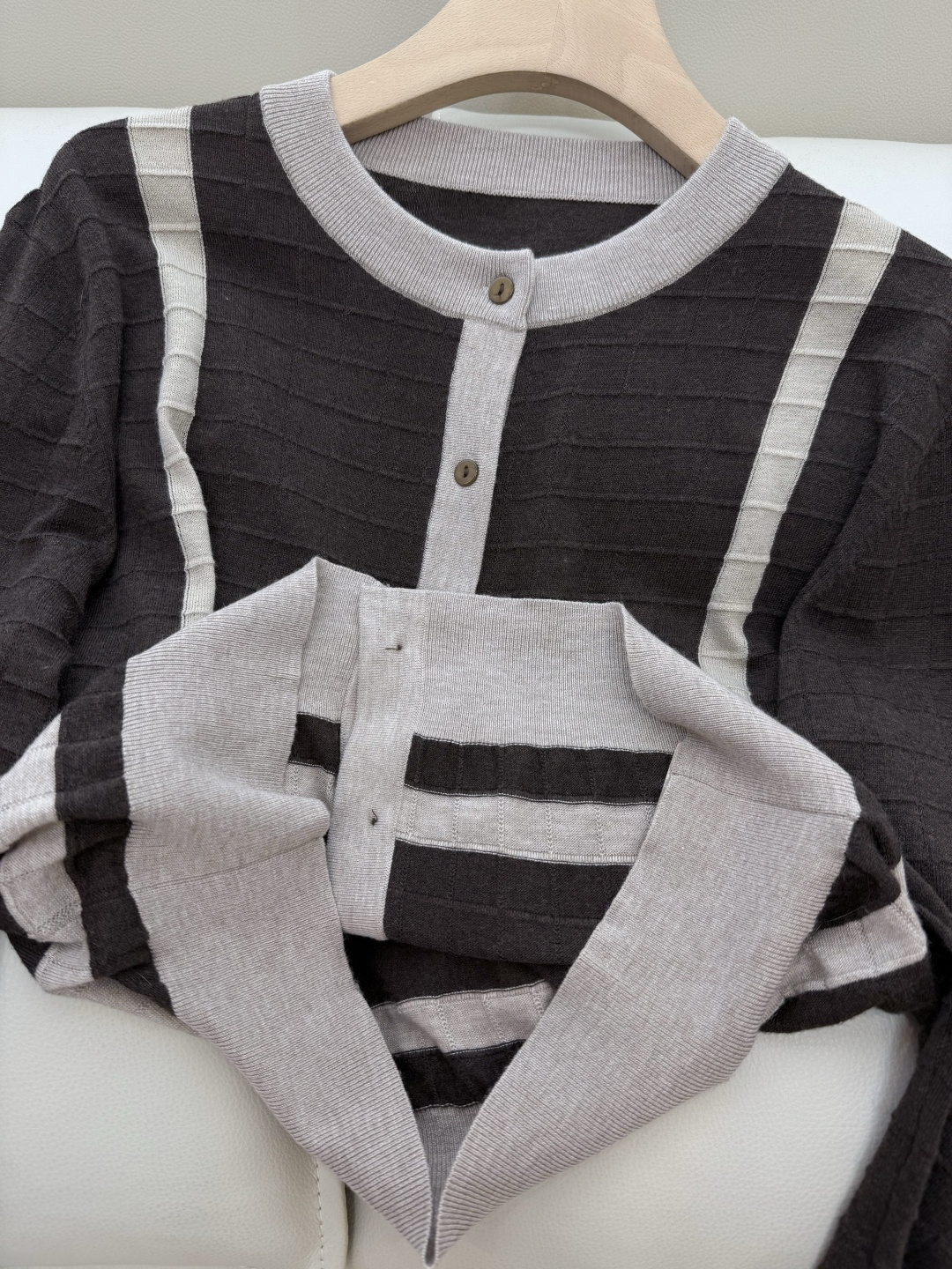 H32517#新款针织衫💕H家 马蹄图 15%羊毛 10% 真丝 针织面料 定位绣花长袖开衫针织衫 咖色