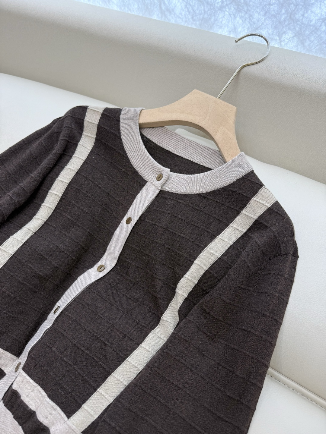 H32517#新款针织衫💕H家 马蹄图 15%羊毛 10% 真丝 针织面料 定位绣花长袖开衫针织衫 咖色