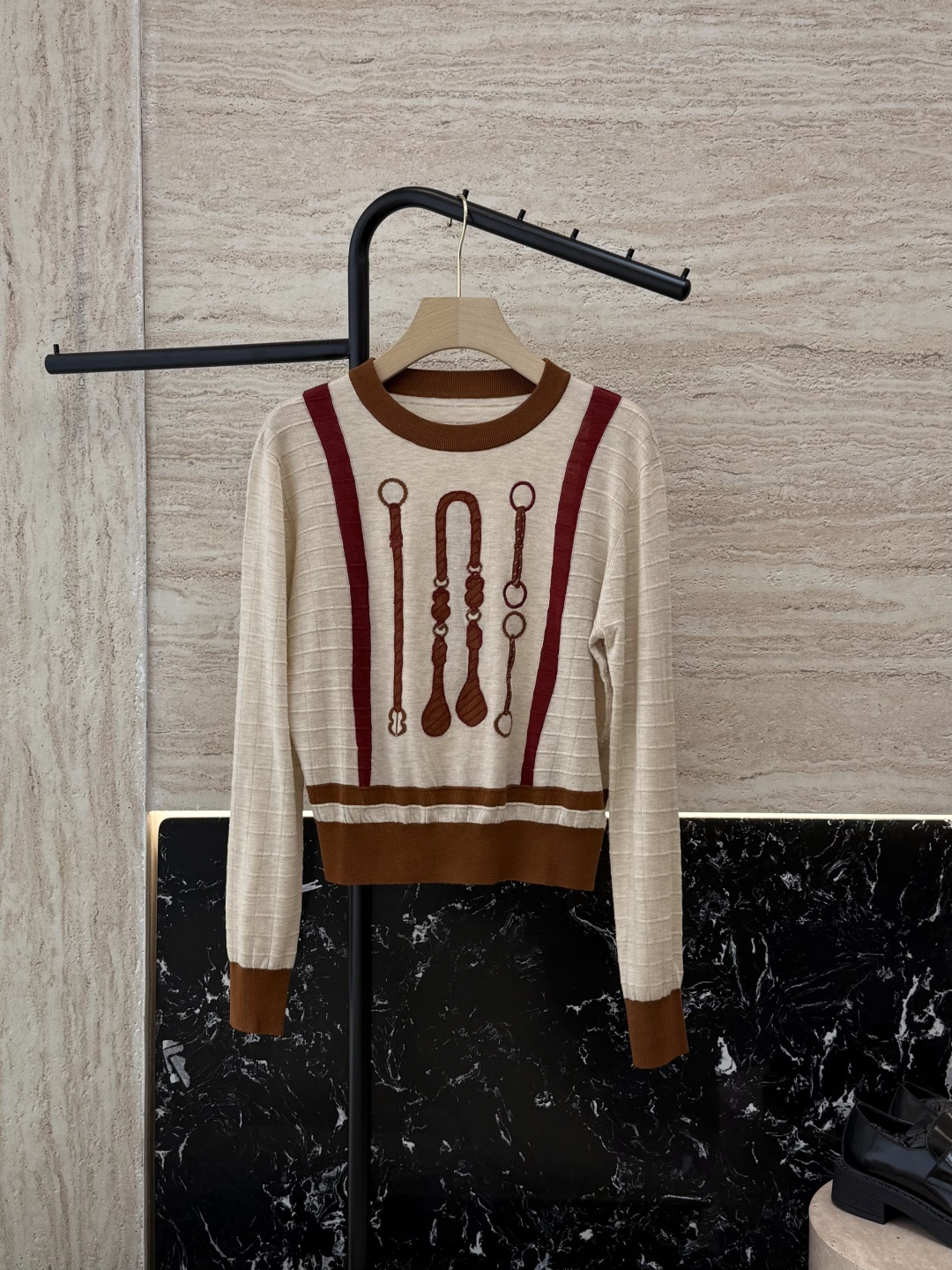 NO:535692,H32581# new knitted sweater H home horseshoe drawing 15 wool 10 silk knitted fabric positioned embroidered long-sleeved pullover knitted sweater brown blue beige SMLXL,,real silk,alexander wang19860909H32581#新款针织衫 H家 马蹄图 15羊毛 10 真丝 针织面料 定位绣花长袖套头 针织衫 咖色 蓝色 米色 SMLXL,,real silk,alexander wang,Women's clothing