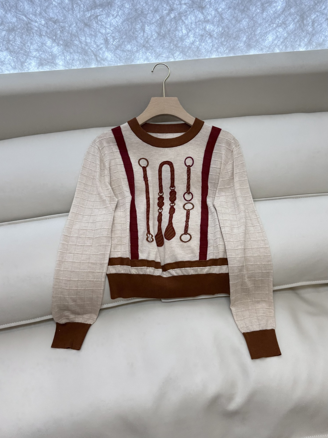 H32581#新款针织衫💕H家 马蹄图 15%羊毛 10% 真丝 针织面料 定位绣花长袖套头 针织衫 咖