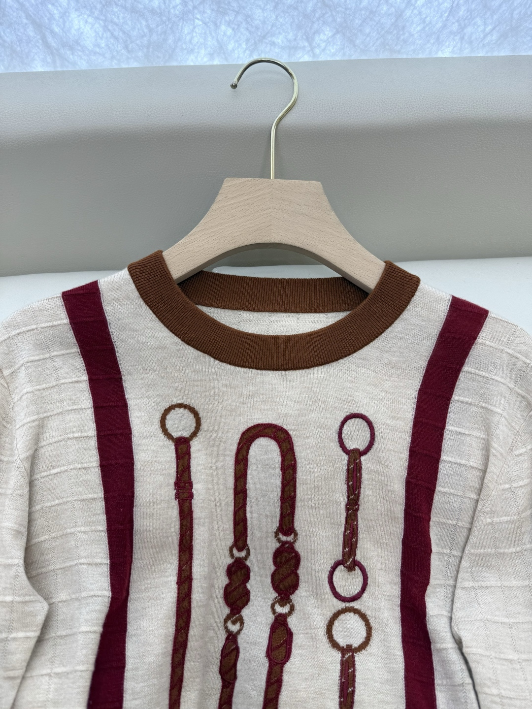 H32581#新款针织衫💕H家 马蹄图 15%羊毛 10% 真丝 针织面料 定位绣花长袖套头 针织衫 咖