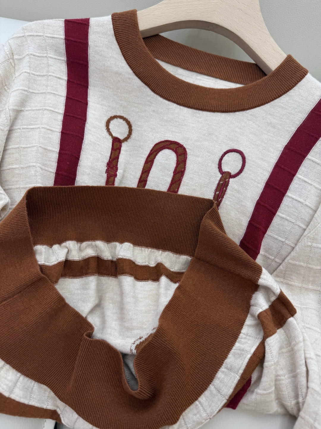 H32581#新款针织衫💕H家 马蹄图 15%羊毛 10% 真丝 针织面料 定位绣花长袖套头 针织衫 咖