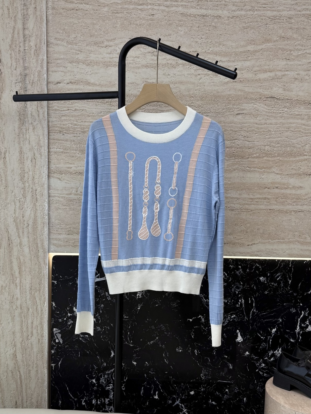 H32581#新款针织衫💕H家 马蹄图 15%羊毛 10% 真丝 针织面料 定位绣花长袖套头 针织衫 咖