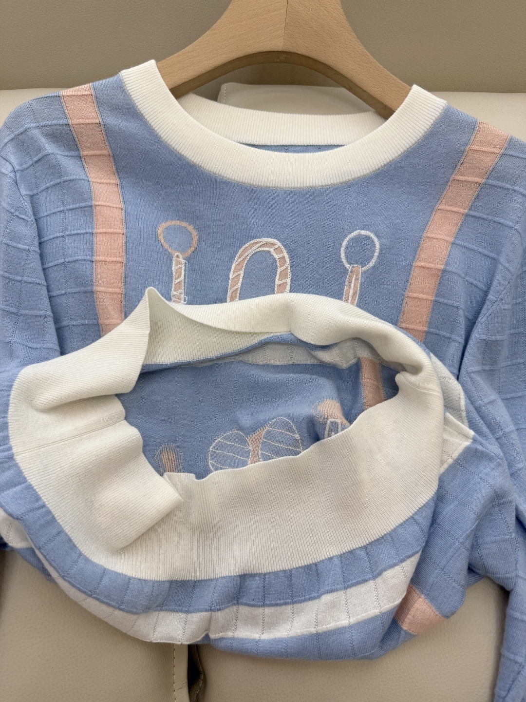 H32581#新款针织衫💕H家 马蹄图 15%羊毛 10% 真丝 针织面料 定位绣花长袖套头 针织衫 咖