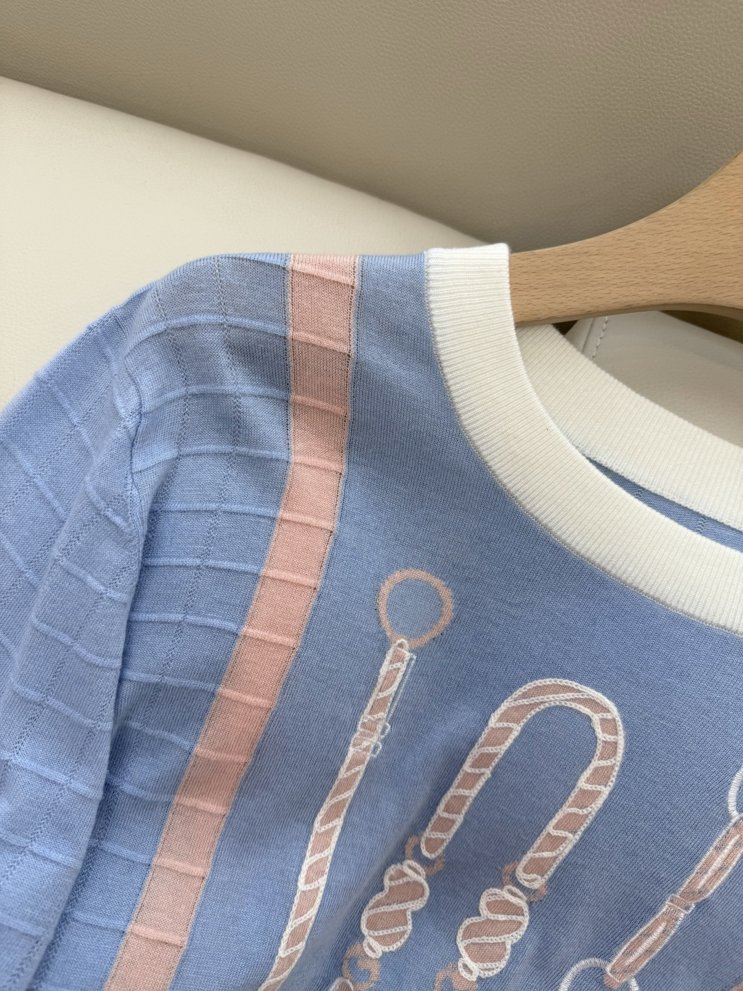 H32581#新款针织衫💕H家 马蹄图 15%羊毛 10% 真丝 针织面料 定位绣花长袖套头 针织衫 咖