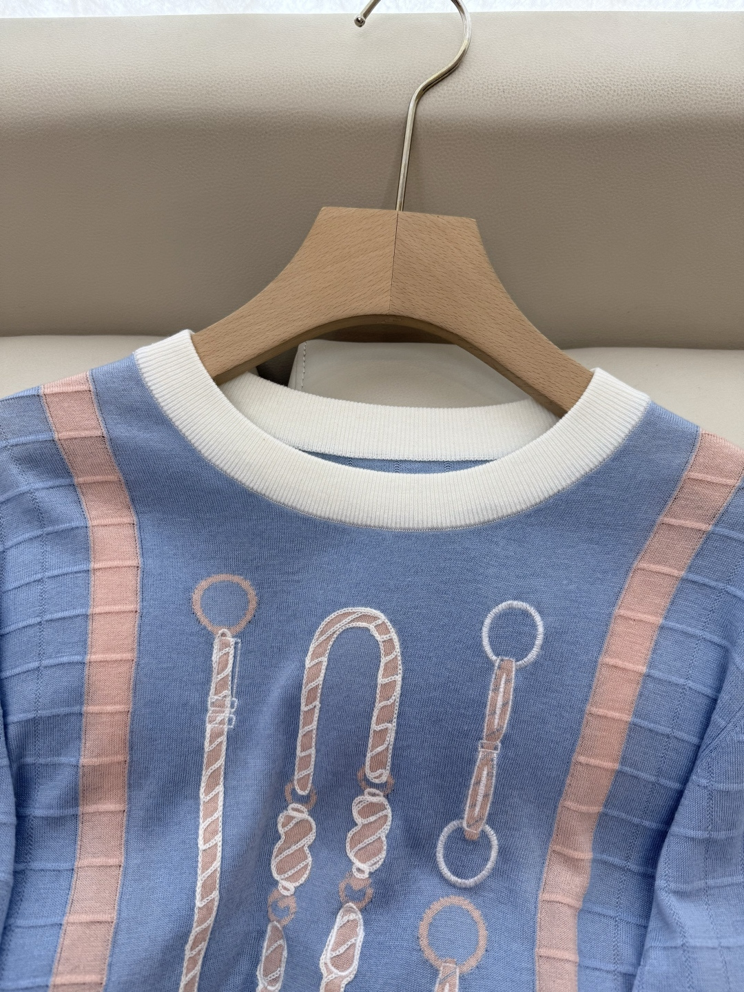 H32581#新款针织衫💕H家 马蹄图 15%羊毛 10% 真丝 针织面料 定位绣花长袖套头 针织衫 咖