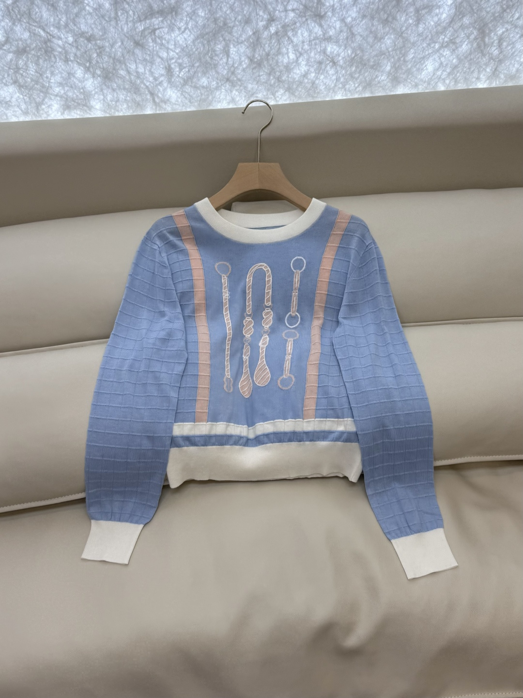 H32581#新款针织衫💕H家 马蹄图 15%羊毛 10% 真丝 针织面料 定位绣花长袖套头 针织衫 咖