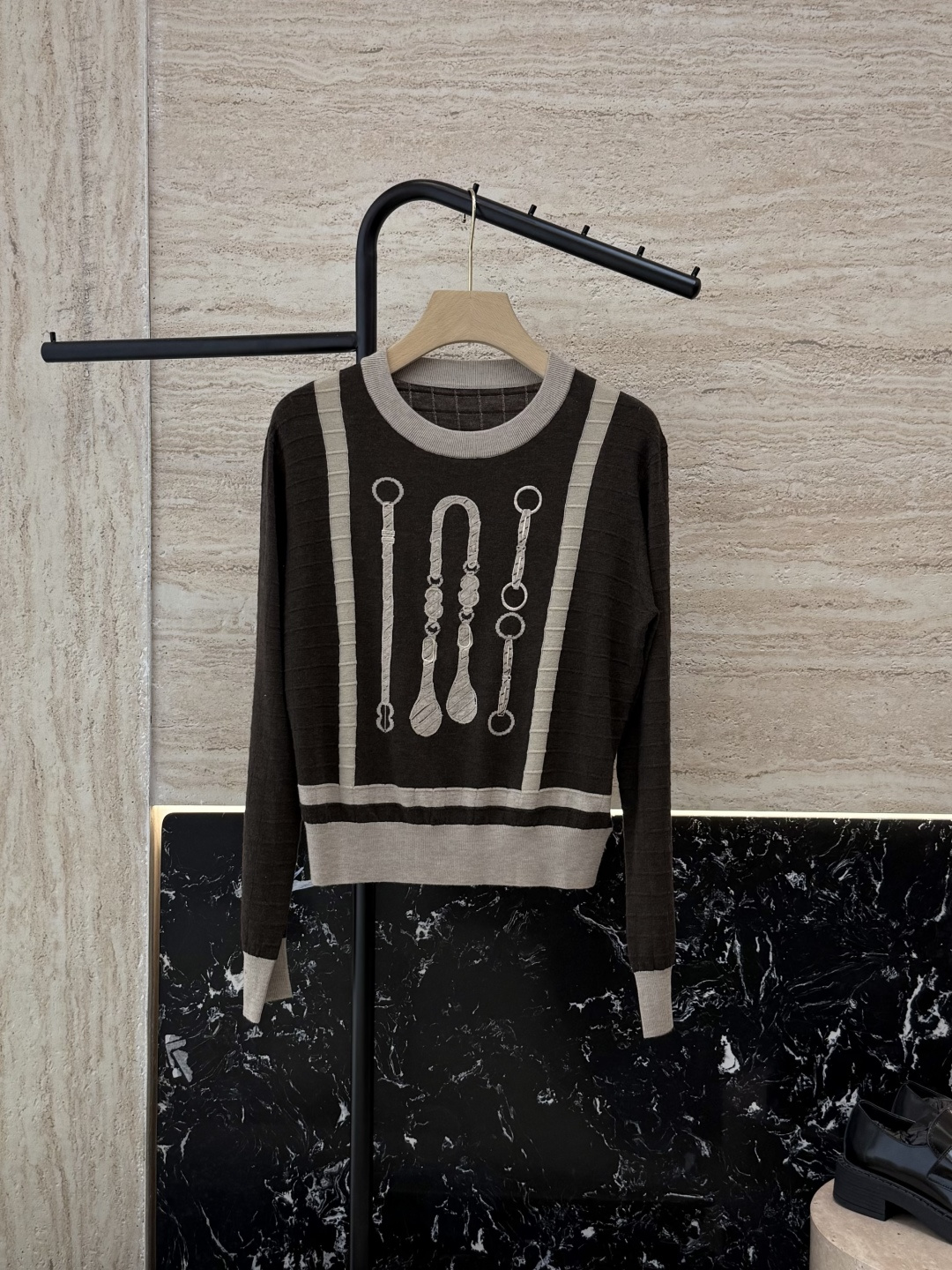 NO:535687,H32581# new knitted sweater P H home horseshoe drawing 15 wool 10 silk knitted fabric positioned embroidered long-sleeved pullover knitted sweater brown blue beige SMLXL,,real silk,alexander wang19860909H32581#新款针织衫P H家 马蹄图 15羊毛 10 真丝 针织面料 定位绣花长袖套头 针织衫 咖色 蓝色 米色 SMLXL,,real silk,alexander wang,Women's clothing