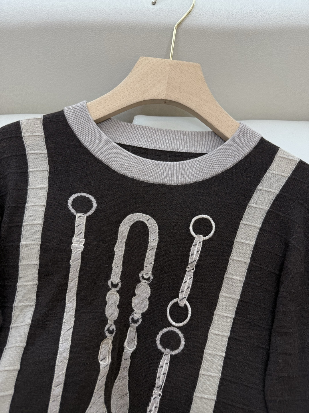 H32581#新款针织衫💕H家 马蹄图 15%羊毛 10% 真丝 针织面料 定位绣花长袖套头 针织衫 咖