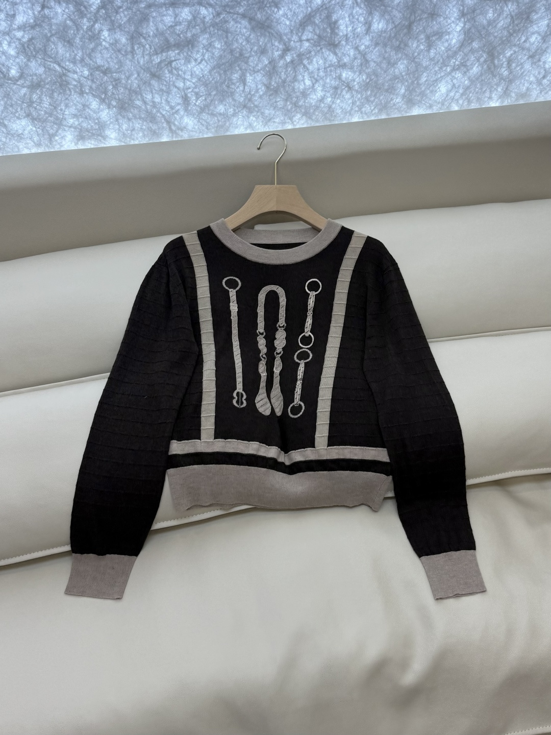 H32581#新款针织衫💕H家 马蹄图 15%羊毛 10% 真丝 针织面料 定位绣花长袖套头 针织衫 咖