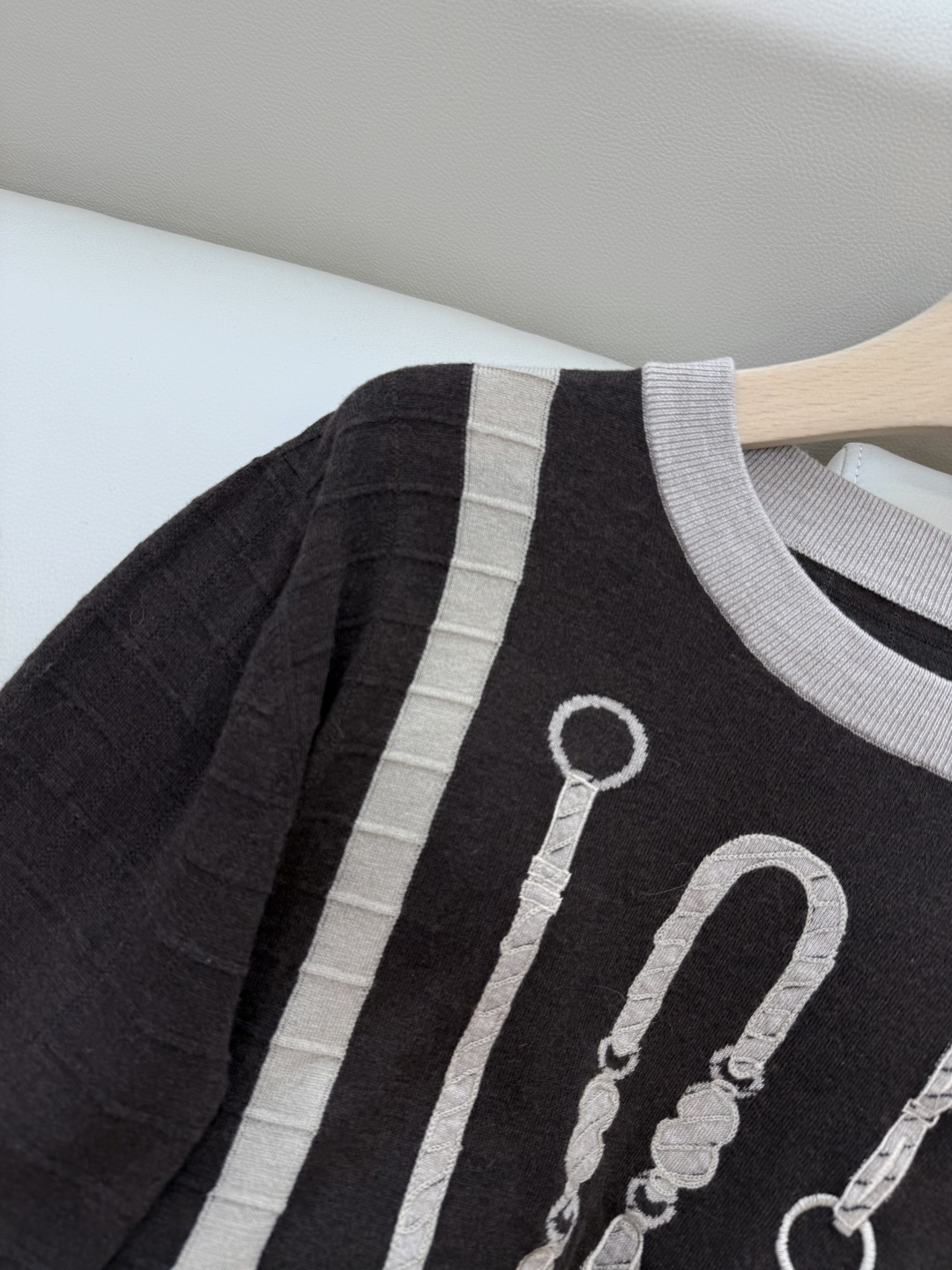 H32581#新款针织衫💕H家 马蹄图 15%羊毛 10% 真丝 针织面料 定位绣花长袖套头 针织衫 咖