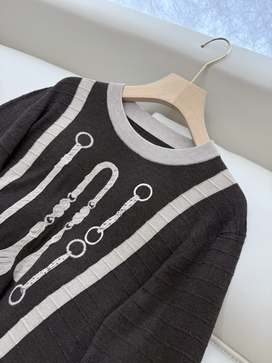 H32581#新款针织衫💕H家 马蹄图 15%羊毛 10% 真丝 针织面料 定位绣花长袖套头 针织衫 咖