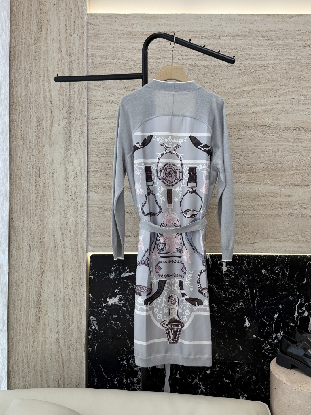 NO:535733,H324020# new wool knitted H home positioning silk print Long cardigan jacket Wool knitted sweater Red Gray SMLXL,,jackets & coats,real silk,alexander wang19860909H324020#新款羊毛针织 H家定位真丝印花 长款开衫外套 羊毛针织衫 红色 灰色SMLXL,,jackets & coats,real silk,alexander wang,Women's clothing