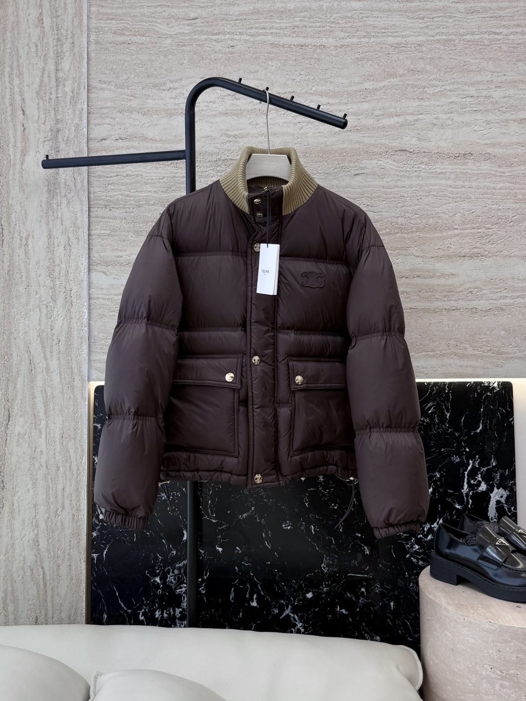 NO:547647,With dust bag 25041# new down jacket 2. Celine latest model top version wool thread stand collar 90 white duck down down jacket black brown beige 36/38/40,,celine,down jacket,alexander wang19860909配防尘袋25041#新款羽绒服2. Celine最新款 顶级版 羊毛螺纹立领 90 白鸭绒 羽绒服 黑色 咖色 米色 36/38/40,,celine,down jacket,alexander wang,Women's clothing