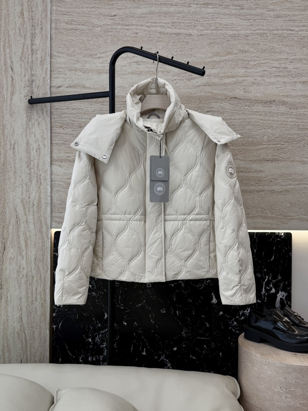 NO:547648,New down jacket with dust bag 25019# Canada Goose Top version 90 white duck down long sleeve short down jacket off white black SML code, down jacket, alexander wang19860909配防尘袋25019#新款羽绒服 Canada Goose 加拿大鹅 顶级版 90白鸭绒 长袖 短款 羽绒服 米白色 黑色 SML码,,down jacket,alexander wang,Women's clothing