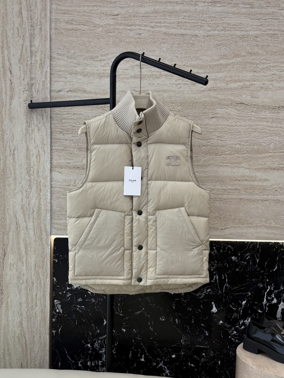 NO:547634,New down jacket with dust bag 25035# Celine latest model top version Wool thread stand collar 90 White duck down down vest Black Coffee beige 36/38/40,,celine,down jacket,alexander wang19860909配防尘袋25035#新款羽绒服 Celine最新款 顶级版 羊毛螺纹立领 90 白鸭绒 羽绒马甲 黑色 咖色 米色 36/38/40,,celine,down jacket,alexander wang,Women's clothing