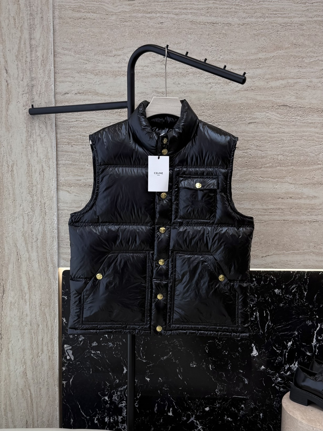 NO:547639,With dust bag 25031# new down jacket Celine latest model top version Gold buckle stand collar 90 white goose down vest black khaki 36/38/40,,celine, down jacket, alexander wang19860909配防尘袋25031#新款羽绒服 Celine最新款 顶级版 金扣 立领 90 白鹅绒 羽绒马甲 黑色 卡其色 36/38/40,,celine,down jacket,alexander wang,Women's clothing