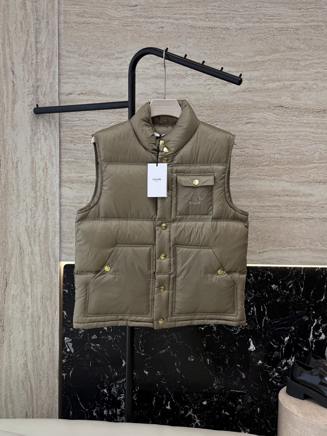 NO:547644,With dust bag 25031# new down jacket 2 Celine latest model top version gold buckle stand collar 90 white goose down vest black khaki 36/38/40,,celine, down jacket, alexander wang19860909配防尘袋25031#新款羽绒服2 Celine最新款 顶级版 金扣 立领 90 白鹅绒 羽绒马甲 黑色 卡其色 36/38/40,,celine,down jacket,alexander wang,Women's clothing