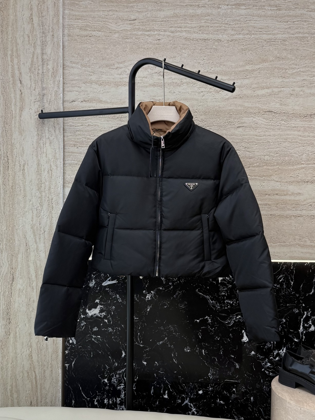 NO:547663,New down jacket with dust bag 25038# PR Prada Top version Triangle mark Stand-collar short inner gold 90 white duck down jacket Black white 36/38/40,,prada,down jacket,alexander wang19860909配防尘袋25038#新款羽绒服 PR 普拉达 顶级版 三角标 立领短款 内金色 90 白鸭绒 羽绒服 黑色 白色 36/38/40,,prada,down jacket,alexander wang,Women's clothing