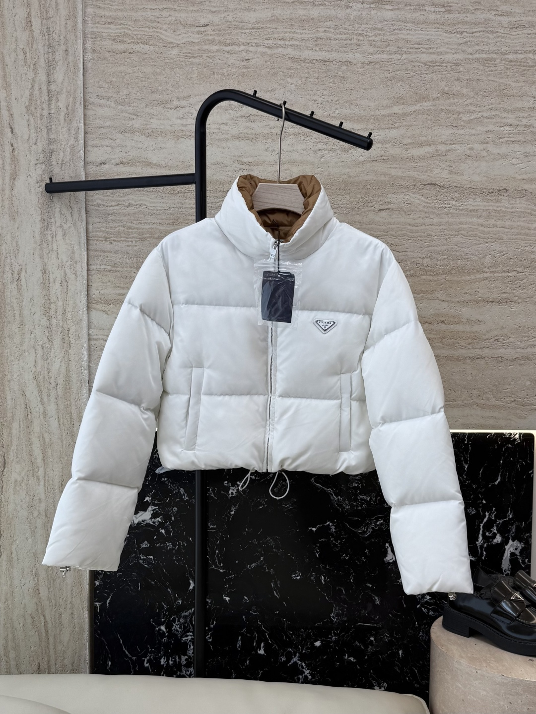 NO:547673,New down jacket with dust bag 25038# PR Prada Top version Triangle mark Stand-collar short inner gold 90 white duck down jacket Black white 36/38/40,,prada,down jacket,alexander wang19860909配防尘袋25038#新款羽绒服 PR 普拉达 顶级版 三角标 立领短款 内金色 90 白鸭绒 羽绒服 黑色 白色 36/38/40,,prada,down jacket,alexander wang,Women's clothing