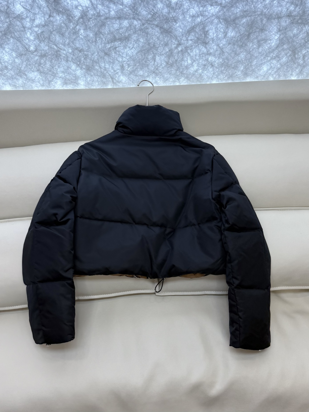 25038#新款羽绒服⚠️🌾 PR 普拉达 顶级版 三角标 立领短款 内金色 90% 白鸭绒 羽绒服 黑色 白色 36/
